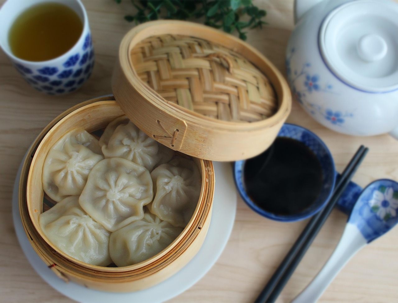 entdecken sie die köstliche vielfalt von dim sum – traditionelle chinesische häppchen, perfekt zum teilen und genießen in geselliger runde.